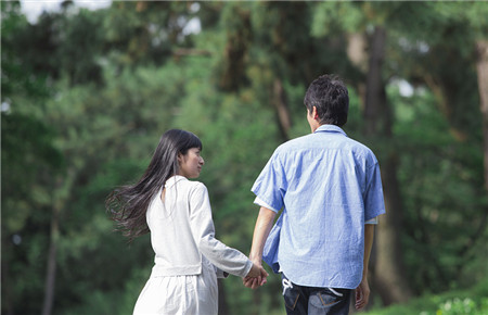 13歲女兒早戀做父母的怎么辦 13歲女兒早戀做父母的怎么辦